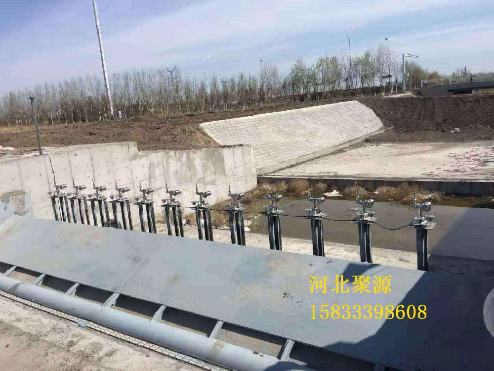 鋼壩閘門施工現(xiàn)場(chǎng)